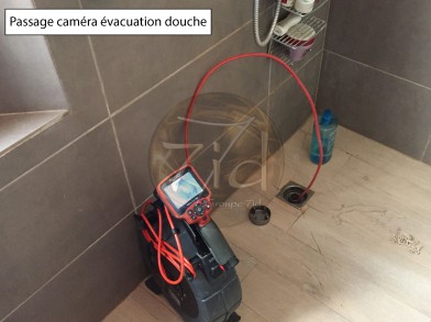 Passage d'une caméra endoscopique pour recherche de fuite dans une évacuation de douche à Annecy (74), sans casse